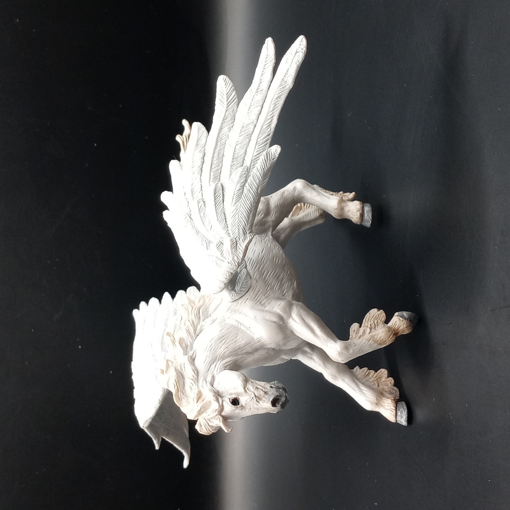2007 White Pegasus Safari Ltd. Mythical Realms Figure Flying Horse